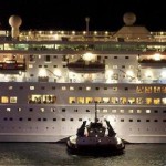 Una ola gigante embiste al Louis Majesty